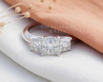 Anillo de compromiso de moissanita talla princesa, alianza de boda de oro macizo de 14k con tres diamantes de laboratorio para mujer, regalo de aniversario personalizado.