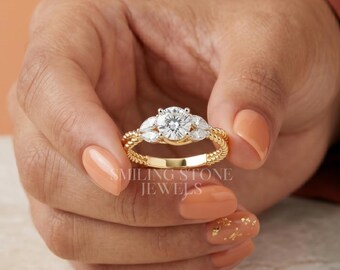 Anillo de compromiso único para ella, hecho a mano, con diamantes redondos de talla brillante de laboratorio y piedras laterales en forma de marquesa.