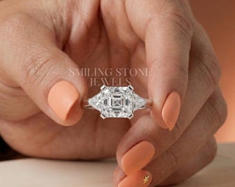 Anillo de promesa de oro macizo de 14k con diamantes de laboratorio, talla Asscher y tres piedras laterales con diamantes talla trillón. Anillo de aniversario personalizado para mujer.
