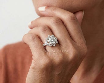 Anillo de promesa único con halo floral, anillo llamativo de moissanita de talla brillante redonda, regalo de aniversario con girasol estilo art déco, banda de oro blanco de 10k