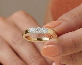 Anillo Trilogía de Moissanita Redonda, Delicado Anillo Plano de Oro Amarillo de 10k, Anillo Minimalista de Tres Piedras, Joyería con Diamantes Cultivados en Laboratorio de Origen Ético