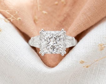 Anillo de compromiso de oro macizo de 10k con tres piedras talla princesa y piedras laterales baguette cónicas, ideal para mujer. Regalo nupcial personalizado.