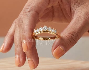 Anillo tiara contorneado de siete piedras, alianza nupcial en forma de V, anillo protector a juego personalizado para solitario, anillo de promesa curvo con diamante de laboratorio para ella.