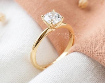 Anillo de compromiso solitario de moissanita con talla cojín, anillo nupcial sencillo de oro amarillo de 14k con banda delgada, anillo de diamantes de laboratorio asequible.