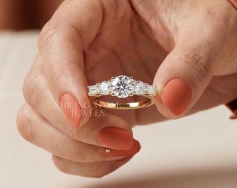 Anillo de cinco piedras, anillo de compromiso redondo y baguette, conjunto nupcial de diamantes graduados, anillo de aniversario de diamantes de laboratorio ético, alianza personalizada para ella.