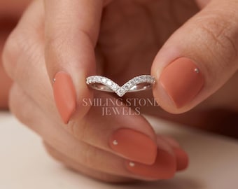 Anillo de boda curvo con moissanita pavé para mujer, anillo apilable delgado de oro macizo de 10k, anillo en V, realzador nupcial, banda apilable con diseño de chevrón.