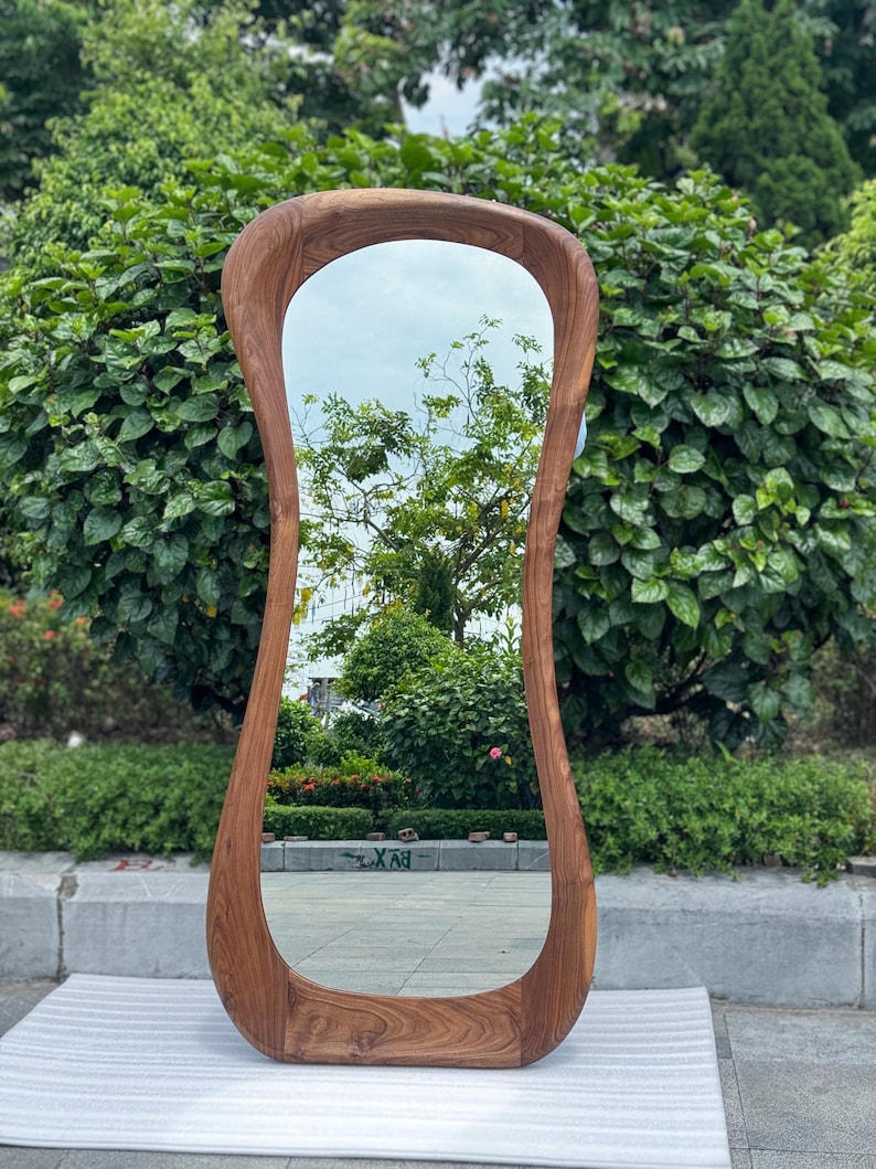 Asymmetrisk helfigursspegel i äkta valnöt – Mid Century Modern Art Decor bild 7