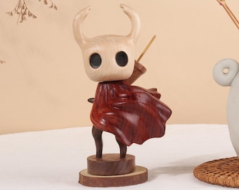 パーソナライズされた手作りのクルミとブナ材の騎士の木製彫刻 - Hollow Knight ファンアート