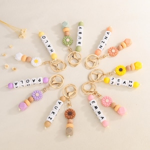 Personalized Daisy Keychain: Custom Name Silicone Beaded Keyring
