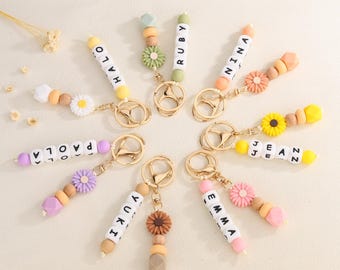 Personalized Daisy Keychain, Custom Name Silicone Beaded Keyring, Gift for Mum, Daughter