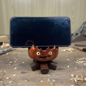Handgjort telefonstativ i valnötsfärgad Calcifer, Studio Ghibli skrivbordsdekoration bild 3