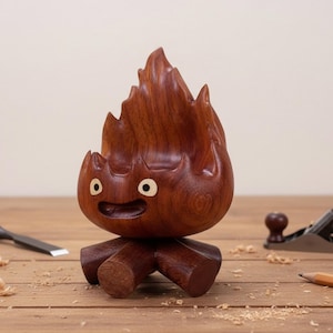 Handgjort telefonstativ i valnötsfärgad Calcifer, Studio Ghibli skrivbordsdekoration bild 2