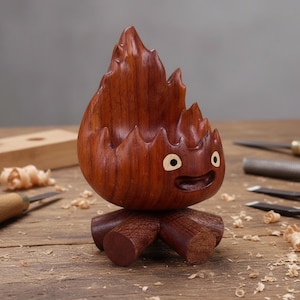 Handgjort telefonstativ i valnötsfärgad Calcifer, Studio Ghibli skrivbordsdekoration bild 5