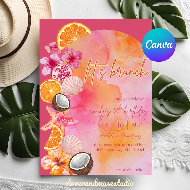 Pu&ograve; includere: Un invito rosa e arancione con la scritta "Let's Brunch" e "emily's 30th birthday". Il design include illustrazioni di arance, conchiglie, noci di cocco e fiori. Il logo Canva &egrave; visibile.