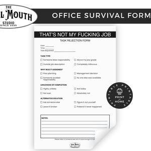 Può includere: Un modulo bianco di rifiuto attività per la sopravvivenza in ufficio con testo nero e caselle di controllo. L'intestazione recita THAT'S NOT MY FUCKING JOB. Le sezioni includono tipo di attività, motivo dell'assegnazione e note.