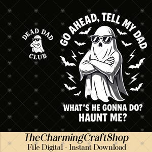 以下が含まれることがあります： サングラスをかけた幽霊が腕を組んでいる白黒のグラフィック。テキストには「Go ahead, tell my dad」と「What's he gonna do? Haunt me?」が含まれています。「Dead Dad Club」のテキストとコウモリのシルエットも含まれています。