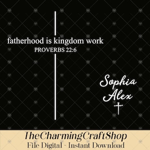 Op de afbeelding: Zwarte digitale kunst met witte tekst en een verticale lijn. De tekst luidt "fatherhood is kingdom work" en "PROVERBS 22:6". Daaronder staat "Sophia Alex" met een kruis. Het logo The Charming CraftShop staat onderaan.