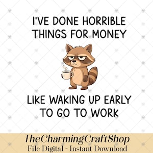 Pode incluir: Gráfico digital com um guaxinim rabugento segurando uma xícara de café. O texto diz: "EU FIZ COISAS HORRÍVEIS POR DINHEIRO, COMO ACORDAR CEDO PARA IR TRABALHAR". O logotipo The Charming Craft Shop está na parte inferior.