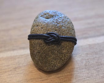 Eingewickelter Stein mit Knoten
