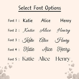 Puede incluir: Imagen que muestra opciones de fuente para personalizaci&oacute;n. El texto "Select Font Options" est&aacute; en la parte superior. Debajo, se muestran cinco estilos de fuente, cada uno mostrando los nombres "Katie", "Alice" y "Henry" en diferentes fuentes. El fondo es beige claro con formas de coraz&oacute;n.