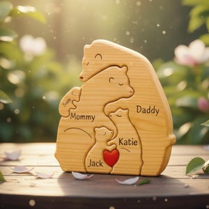 Può includere: Un puzzle di famiglia di orsi in legno con le parole "Sam", "Mommy", "Daddy", "Katie" e "Jack" incise. Un cuore rosso è al centro del puzzle. Il puzzle è realizzato in legno chiaro.