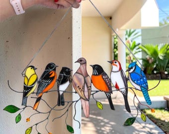 Decorazione da appendere alla finestra con uccellini colorati – Pannello in acrilico effetto vetrata, decorazione a forma di uccellino da appendere a finestra o parete.