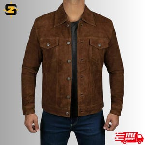 Könnte beinhalten: Braune Wildlederjacke mit Knopfleiste, zwei Brusttaschen und einem Kragen. Die Jacke hat lange Ärmel und wird über einem grauen Hemd und einer blauen Jeans getragen. Das Bild enthält auch ein Logo und eine "KOSTENLOSE LIEFERUNG"-Grafik.