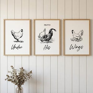 Könnte beinhalten: Set aus drei gerahmten Drucken mit Schwarz-Weiß-Illustrationen von Hühnern und einem Hahn. Jeder Druck hat ein anderes Bild und ein Wort: "Under", "His" und "Wings". Die Rahmen sind hellbraun, der Hintergrund ist weiß.