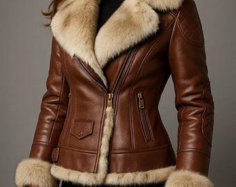 Puede incluir: Chaqueta de cuero marrón con cuello y puños de piel. La chaqueta tiene cierre de cremallera, un pequeño bolsillo y detalles acolchados en los hombros. El ribete de piel es de color beige claro y la chaqueta parece bien ajustada.
