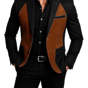 Peut inclure: Un blazer noir avec des panneaux marron en similicuir à l'avant. Le blazer est porté sur une chemise noire boutonnée et un pantalon noir. Une ceinture noire avec une boucle argentée est visible.