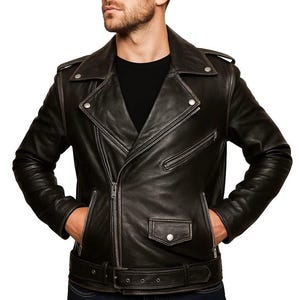 Può includere: Giacca da motociclista in pelle nera con chiusura asimmetrica con zip, multiple tasche con zip e cintura in vita. La giacca presenta un colletto a revers e dettagli argentati. Il modello indossa occhiali da sole e jeans blu scuro.