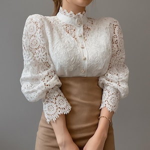 Frauen weiße Spitzenbluse | Elegantes Puffärmel Top | schickes Perlenknopf-Shirt | Romantische, viktorianisch inspirierte Mode