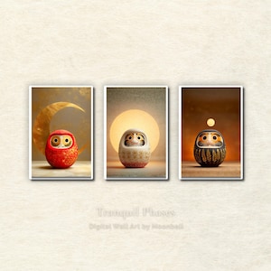 以下が含まれることがあります： ダルマ人形をフィーチャーした3つの額入りプリント。最初のものは赤い色で金の三日月、2番目のものは白で黄色の太陽、3番目のものは黒で黄色の点があります。「Tranquil Phases」というテキストが下にあります。