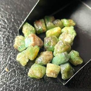 25 Pieces~Natural Raw Emerald Stone, 5/7 MM-Genuine Emerald Crystal - Emerald Crystal - Untreated Emerald Stone - Natural Emerald Gemstone