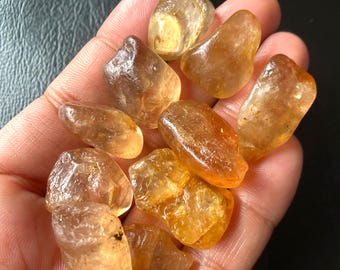 Topacio imperial en bruto: piezas de piedras preciosas doradas para la fabricación de joyas.