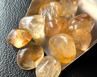 Topacio imperial dorado en bruto: piezas de piedras preciosas sin tratar para la fabricación de joyas.