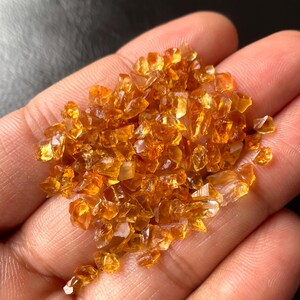 100 pezzi ~ Citrino naturale grezzo - Dimensioni - Pietre di cristallo curative di citrino grezzo da 4/5 mm - Citrino sfuso grezzo, grezzo all&#39;ingrosso - Per gioielli