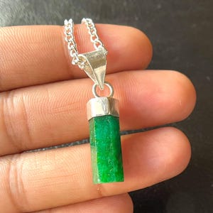 Halsband med rå smaragdpenna, sterlingsilver, majs födelsesten bild 4