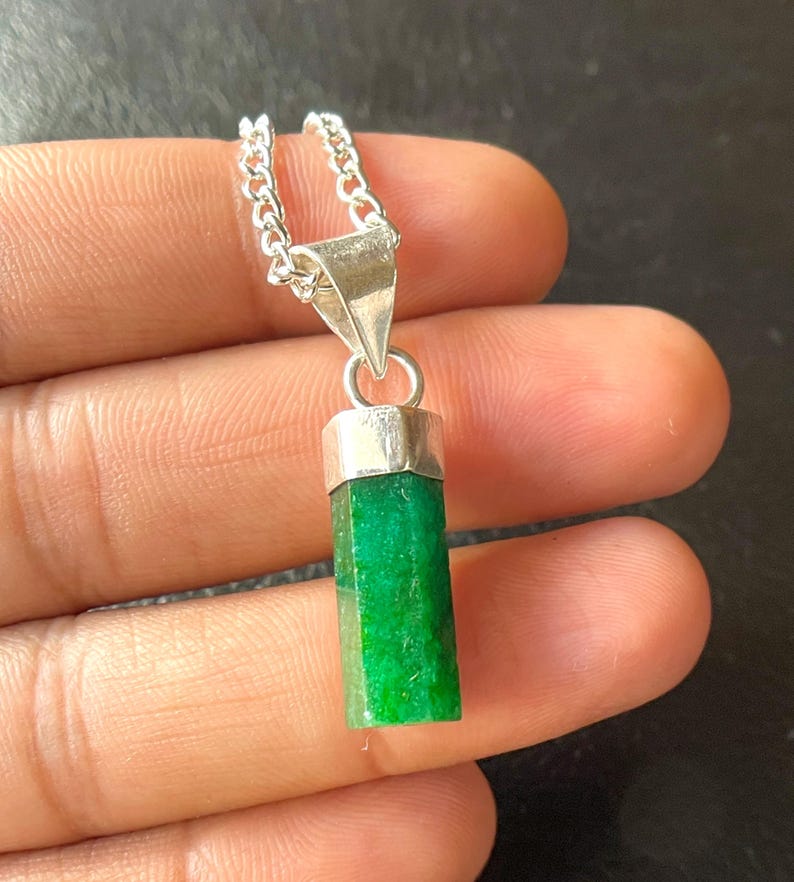 Halsband med rå smaragdpenna, sterlingsilver, majs födelsesten bild 4