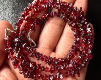 AAA Granatchip Halsband: Polerad Grov Ädelstenssträng