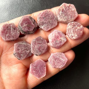 Cristalli grezzi di rubino naturale: pietre grezze esagonali, minerali curativi (10 pezzi)