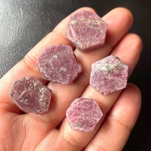 ルビー六角形結晶：天然原石（15～23mm）
