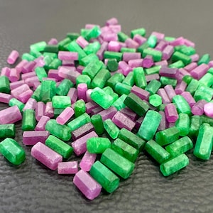 Rubis/Émeraude rose naturel AAA+ - Cristaux bruts non polis, 7/10 mm - Rubis en forme de crayon, émeraude en vrac - Pierre de naissance de juillet