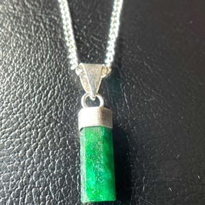 Halsband med rå smaragdpenna, sterlingsilver, majs födelsesten bild 2