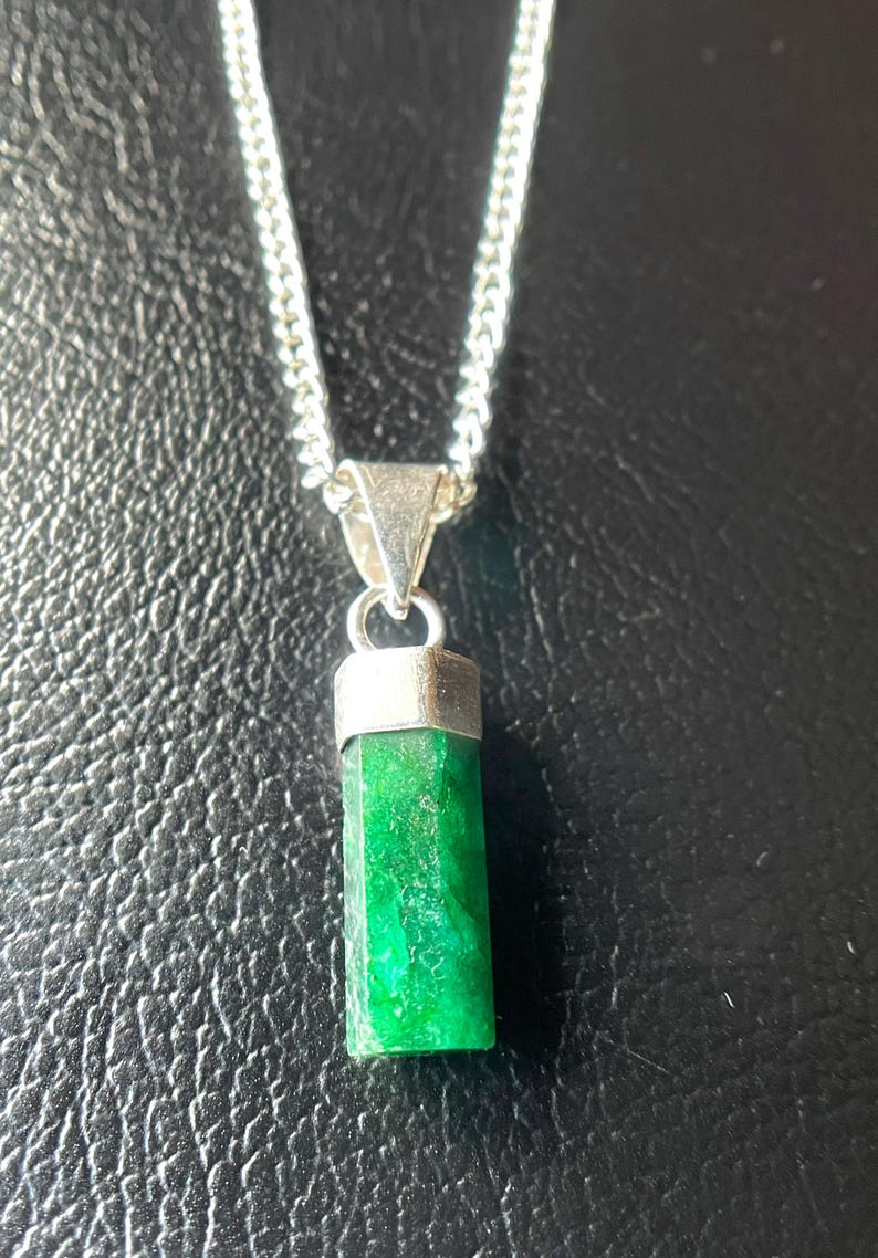 Halsband med rå smaragdpenna, sterlingsilver, majs födelsesten bild 2