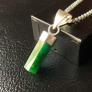 Halsband med rå smaragdpenna, sterlingsilver, majs födelsesten bild 3