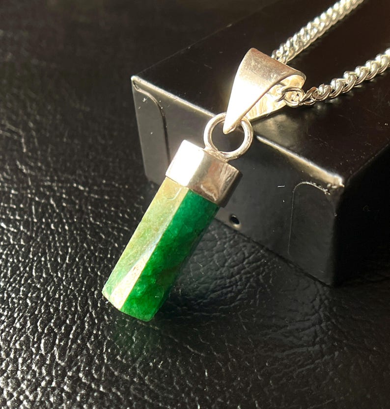 Halsband med rå smaragdpenna, sterlingsilver, majs födelsesten bild 3