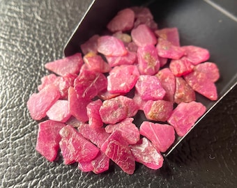 50 stuks: natuurlijke roze robijn ruwe edelsteenkristallen (6/8 mm)