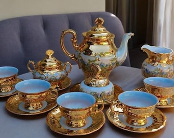 Lujoso juego de té de porcelana pesada bañada en oro de 24 quilates - Interior azul con escenas pastorales rococó - Servicio completo