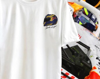 Hadjar 2025 helm geborduurd T-shirt: Formule 1-fancadeau